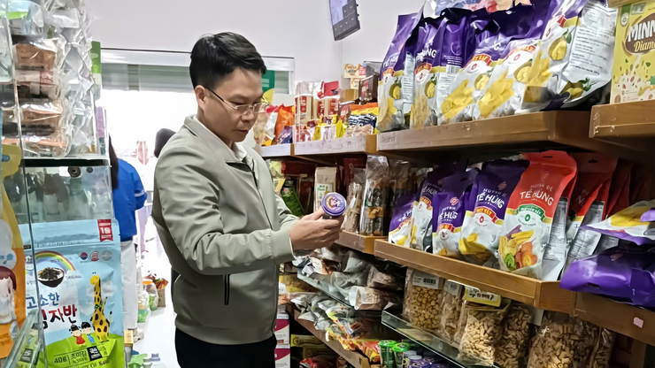 Đoàn kiểm tra liên ngành xã Yên Lãng kiểm tra an toàn thực phẩm dịp Tết Bính Ngọ 2026- Ảnh 1.