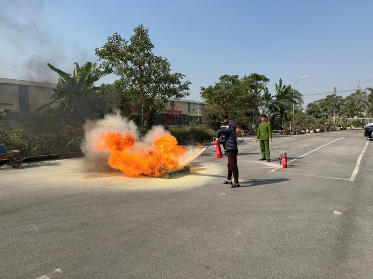 Trang bị “kỹ năng vàng” phòng cháy từ cơ sở- Ảnh 14.