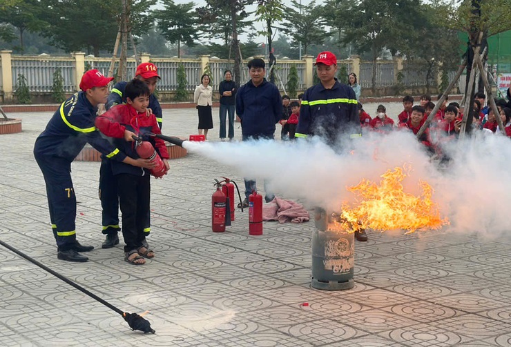 Kỹ năng phòng cháy và chữa cháy dành cho học sinh Trung học- Ảnh 2.