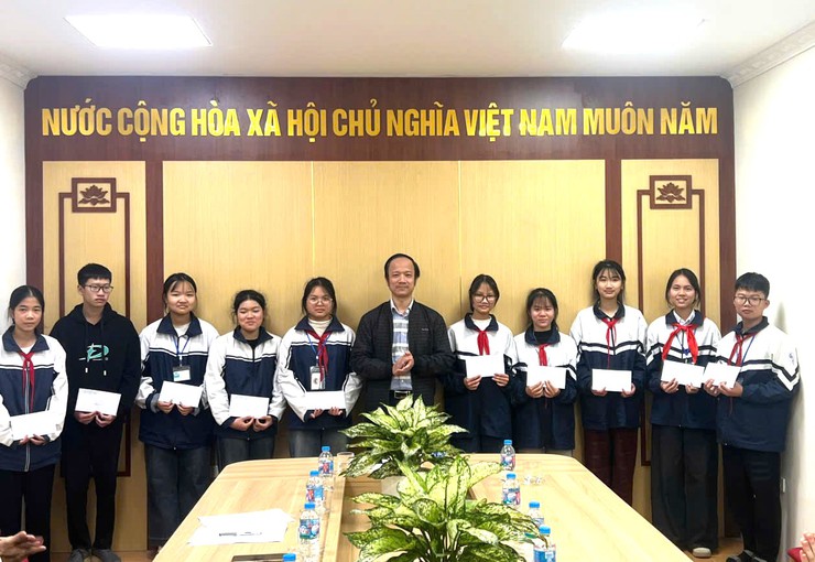 Xã Vật Lại gặp mặt học sinh tham gia kỳ thi học sinh giỏi cấp thành phố các môn Văn hóa lớp 9 năm học 2025-2026- Ảnh 1.
