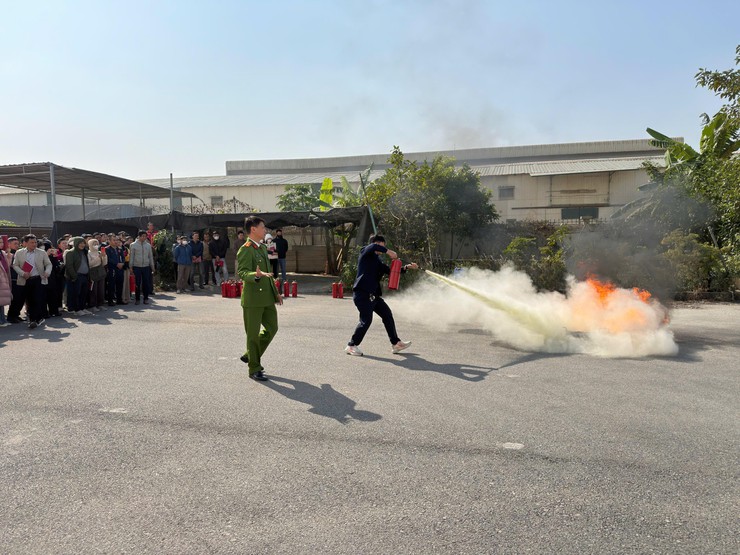 Trang bị “kỹ năng vàng” phòng cháy từ cơ sở- Ảnh 12.