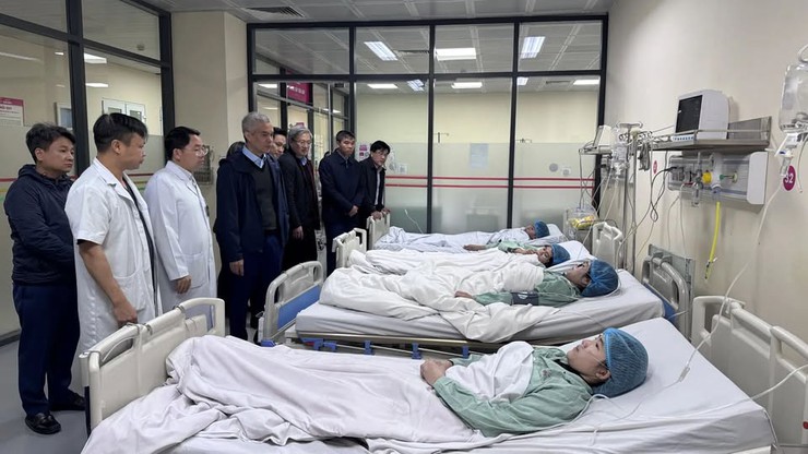 Lãnh đạo phường Nghĩa Đô thăm hỏi, hỗ trợ các nạn nhân trong vụ cháy nhà trọ phố Trần Cung- Ảnh 1.