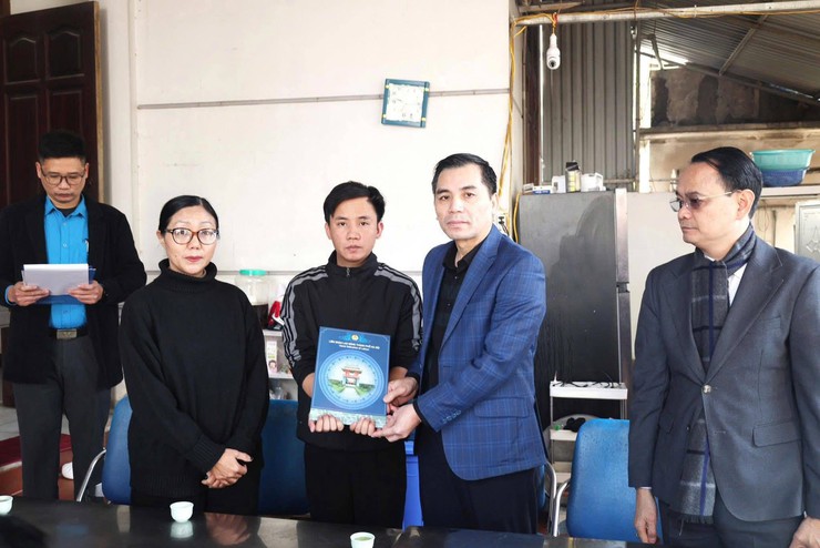 Công đoàn xã Thường Tín chung tay chăm lo gia đình đoàn viên có hoàn cảnh đặc biệt khó khăn- Ảnh 2.