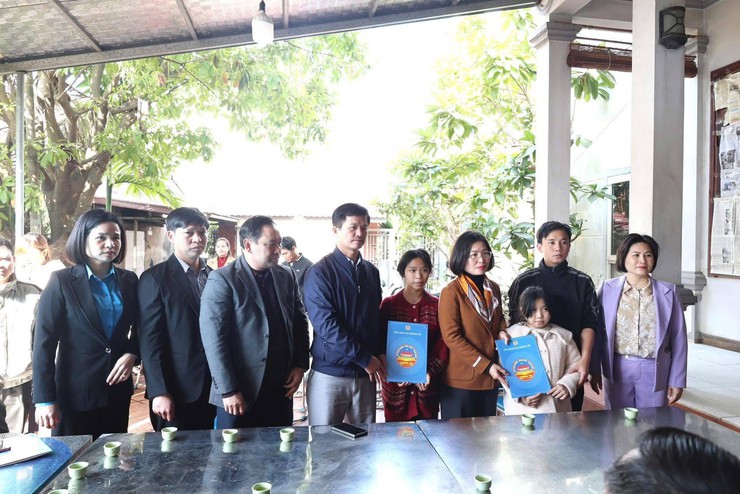 Công đoàn xã Thường Tín chung tay chăm lo gia đình đoàn viên có hoàn cảnh đặc biệt khó khăn- Ảnh 1.