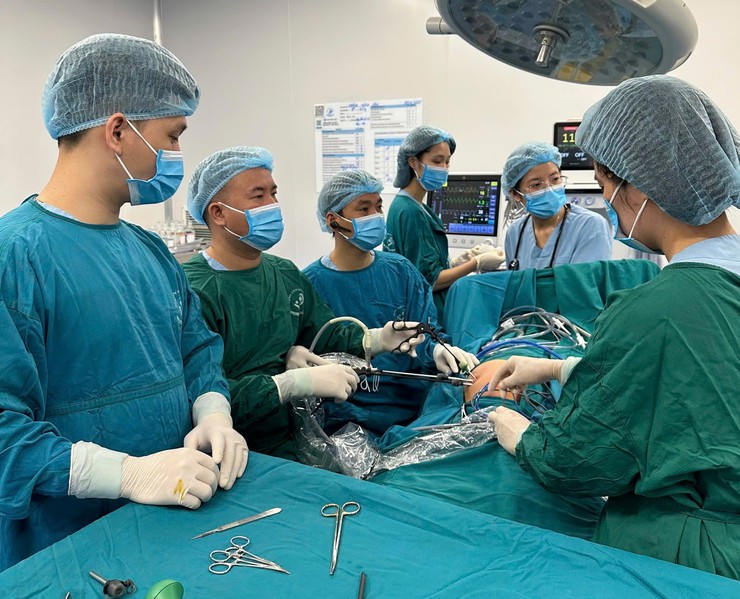 Phẫu thuật nội soi cấp cứu kịp thời ca thủng hành tá tràng ở trẻ 12 tuổi- Ảnh 1.