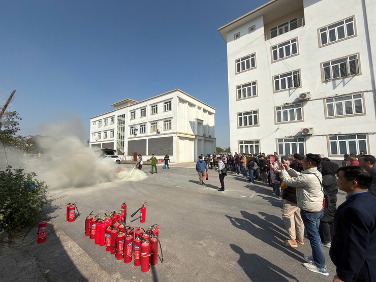 Trang bị “kỹ năng vàng” phòng cháy từ cơ sở- Ảnh 6.