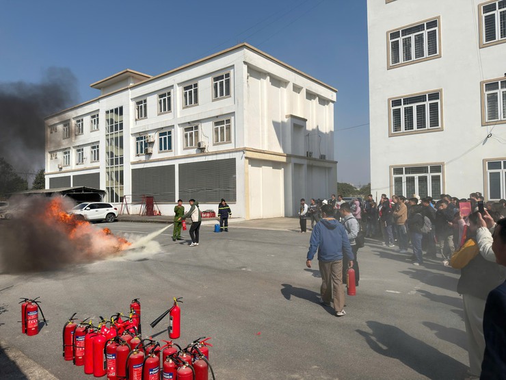 Trang bị “kỹ năng vàng” phòng cháy từ cơ sở- Ảnh 10.