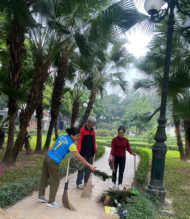 Các tổ dân phố duy trì phong trào tổng vệ sinh môi trường sáng thứ Bảy hàng tuần- Ảnh 1.