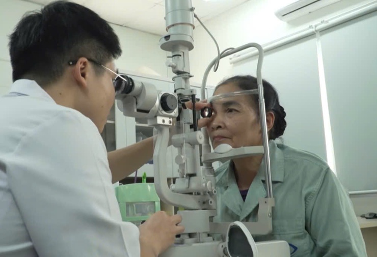 Kiểm tra mắt định kỳ để duy trì thị lực lâu dài cho người bệnh đái tháo đường- Ảnh 1.