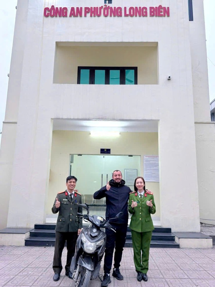 Công an phường Long Biên hỗ trợ du khách nước ngoài tìm lại tài sản thất lạc- Ảnh 1.