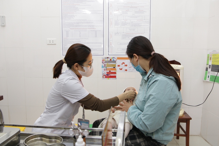 Các trạm y tế xã, phường triển khai uống vắc xin Rota cho trẻ em- Ảnh 1.