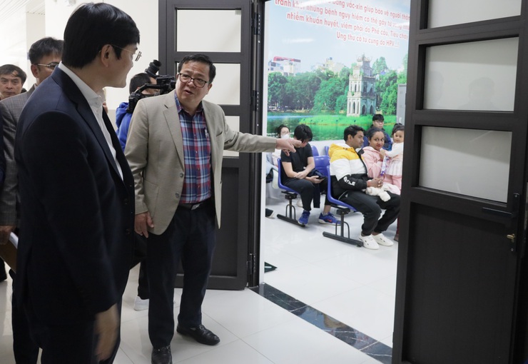 Giám đốc Sở Y tế Hà Nội đến thăm và làm việc tại một số cơ sở y tế trên địa bàn- Ảnh 1.