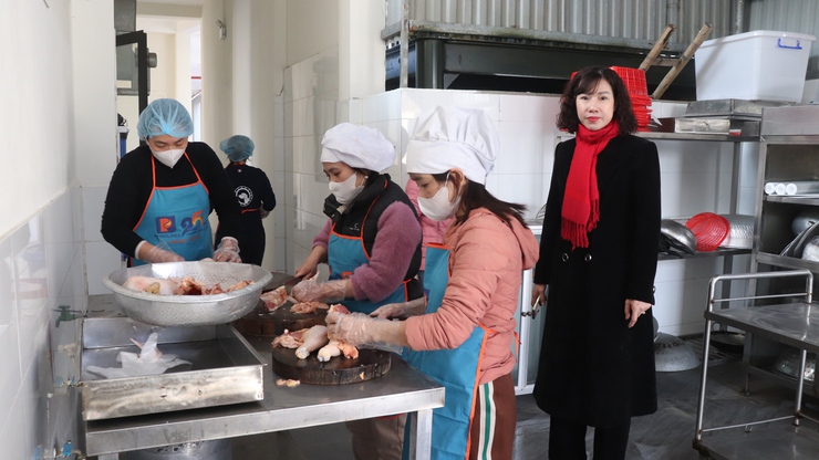     ĐỒNG CHÍ PHÓ CHỦ TỊCH UBND XÃ PHÚ XUYÊN KIỂM TRA ĐỘT XUẤT CÔNG TÁC AN TOÀN THỰC PHẨM DỊP TẾT, VÀ LỄ HỘI XUÂN NĂM  2026- Ảnh 1.