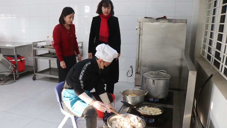     ĐỒNG CHÍ PHÓ CHỦ TỊCH UBND XÃ PHÚ XUYÊN KIỂM TRA ĐỘT XUẤT CÔNG TÁC AN TOÀN THỰC PHẨM DỊP TẾT, VÀ LỄ HỘI XUÂN NĂM  2026- Ảnh 3.