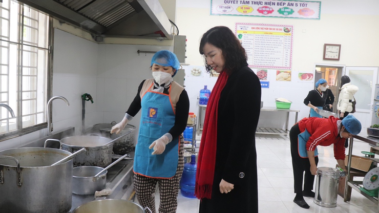     ĐỒNG CHÍ PHÓ CHỦ TỊCH UBND XÃ PHÚ XUYÊN KIỂM TRA ĐỘT XUẤT CÔNG TÁC AN TOÀN THỰC PHẨM DỊP TẾT, VÀ LỄ HỘI XUÂN NĂM  2026- Ảnh 6.