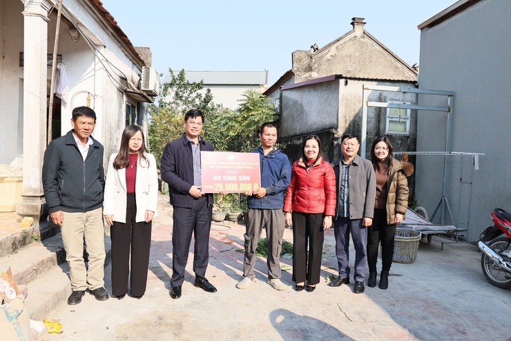 Ủy ban MTTQ xã Quảng Bị trao tiền hỗ trợ mua bò sinh sản cho các hộ có hoàn cảnh khó khăn- Ảnh 1.