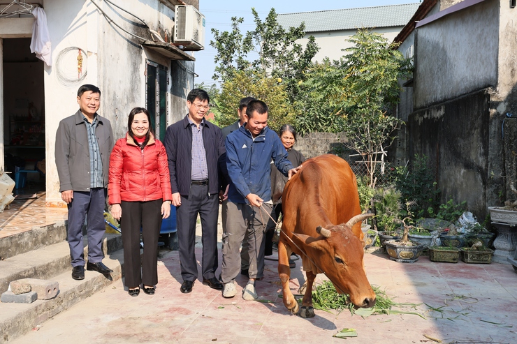 Ủy ban MTTQ xã Quảng Bị trao tiền hỗ trợ mua bò sinh sản cho các hộ có hoàn cảnh khó khăn- Ảnh 2.