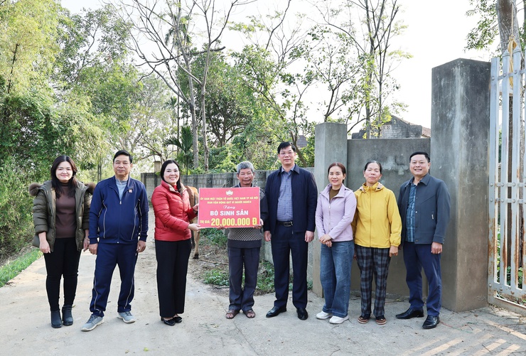 Ủy ban MTTQ xã Quảng Bị trao tiền hỗ trợ mua bò sinh sản cho các hộ có hoàn cảnh khó khăn- Ảnh 3.