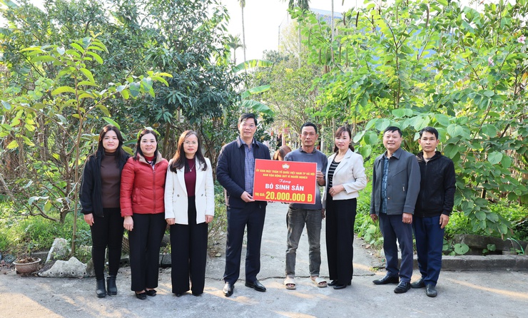 Ủy ban MTTQ xã Quảng Bị trao tiền hỗ trợ mua bò sinh sản cho các hộ có hoàn cảnh khó khăn- Ảnh 5.