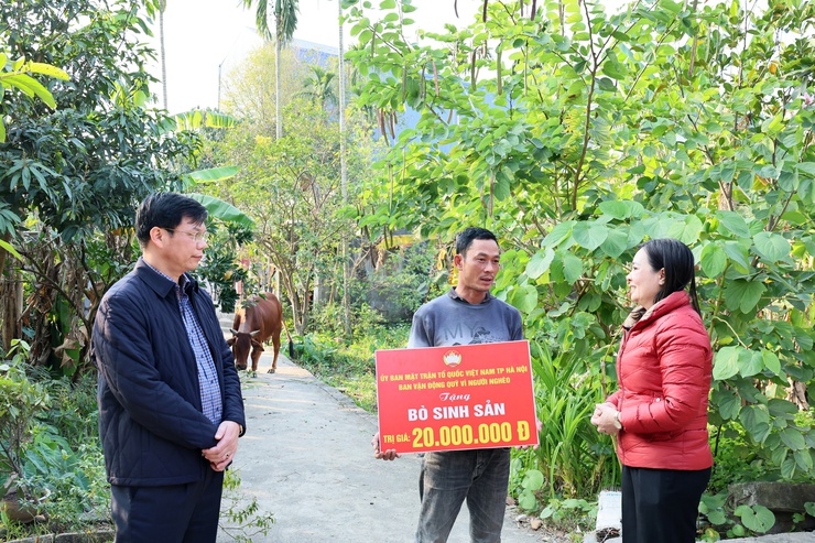 Ủy ban MTTQ xã Quảng Bị trao tiền hỗ trợ mua bò sinh sản cho các hộ có hoàn cảnh khó khăn- Ảnh 6.