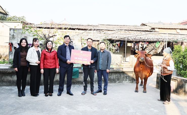 Ủy ban MTTQ xã Quảng Bị trao tiền hỗ trợ mua bò sinh sản cho các hộ có hoàn cảnh khó khăn- Ảnh 8.