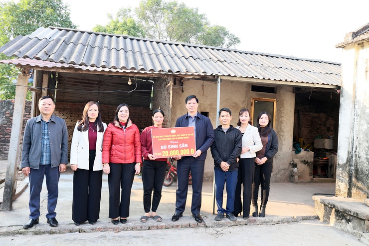 Ủy ban MTTQ xã Quảng Bị trao tiền hỗ trợ mua bò sinh sản cho các hộ có hoàn cảnh khó khăn- Ảnh 9.