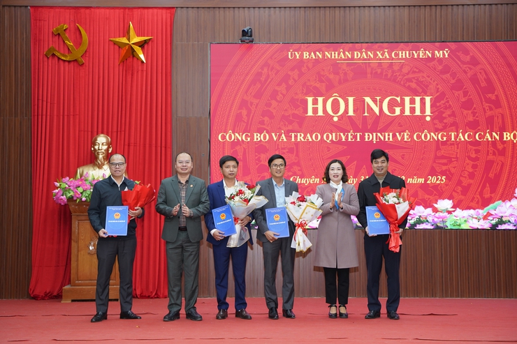 Hội nghị công bố và trao quyết định về công tác cán bộ- Ảnh 2.