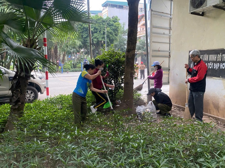 Các tổ dân phố duy trì phong trào tổng vệ sinh môi trường sáng thứ Bảy hàng tuần- Ảnh 2.