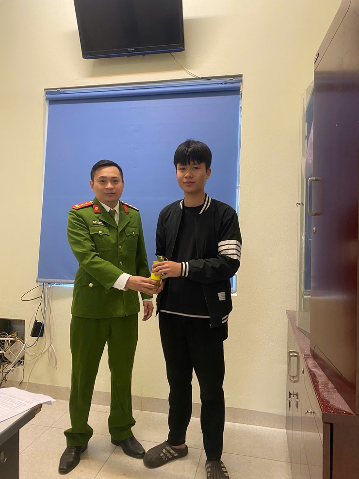 Công an phường Xuân Phương tuyên truyền, vận động người dân thu hồi vũ khí, vật liệu nổ, công cụ hỗ trợ; ký cam kết phòng ngừa vi phạm về pháo trên địa bàn phường. - Ảnh 1.