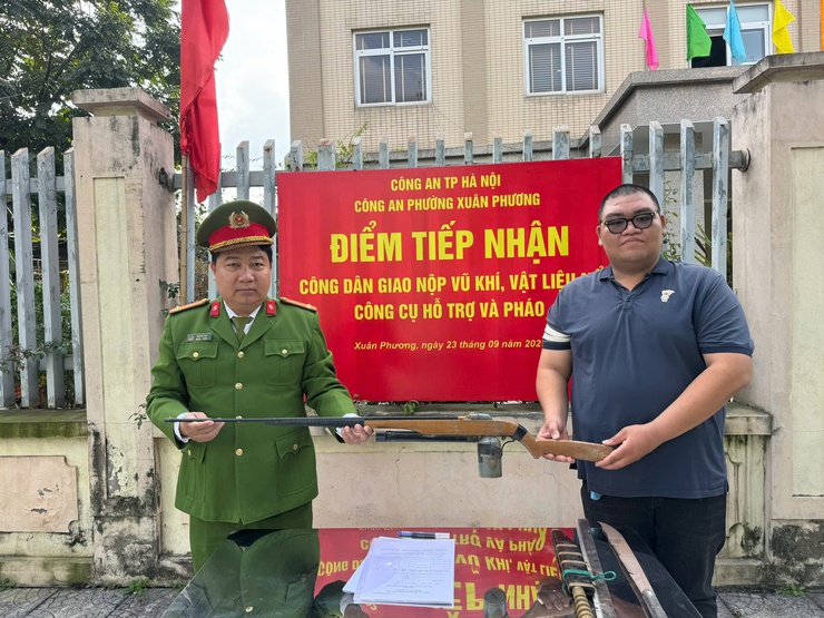 Công an phường Xuân Phương tuyên truyền, vận động người dân thu hồi vũ khí, vật liệu nổ, công cụ hỗ trợ; ký cam kết phòng ngừa vi phạm về pháo trên địa bàn phường. - Ảnh 2.