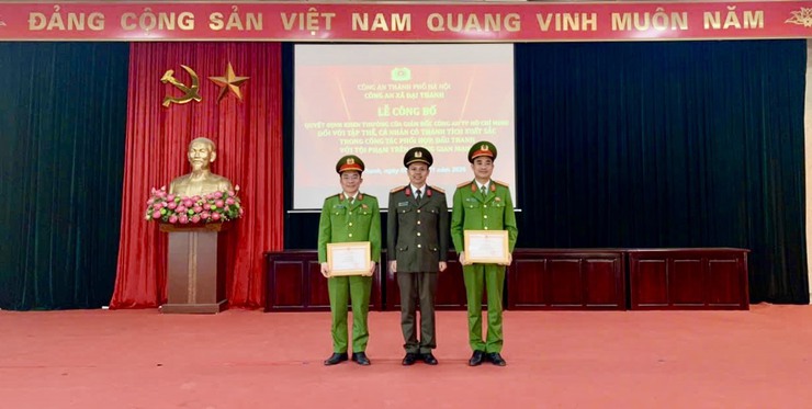 Tập thể và 01 cá nhân Công an xã Đại Thanh nhận Giấy khen của Giám đốc Công an thành phố Hồ Chí Minh- Ảnh 1.