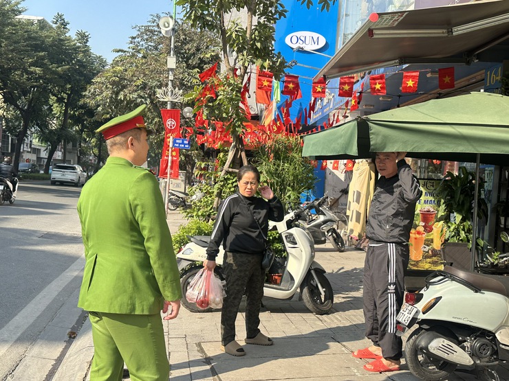 Phường Ngọc Hà tiếp tục duy trì ra quân, siết chặt kỷ cương trật tự đô thị- Ảnh 1.