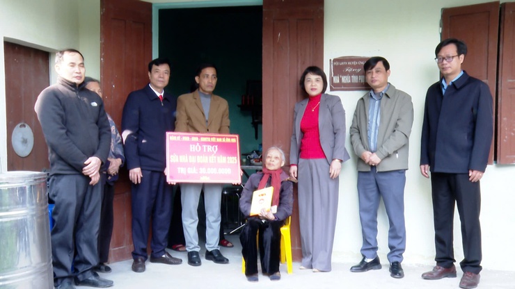  Ứng Hòa trao kinh phí hỗ trợ xây, sửa chữa nhà ở cho 8 hộ gia đình có hoàn cảnh khó khăn.- Ảnh 1.