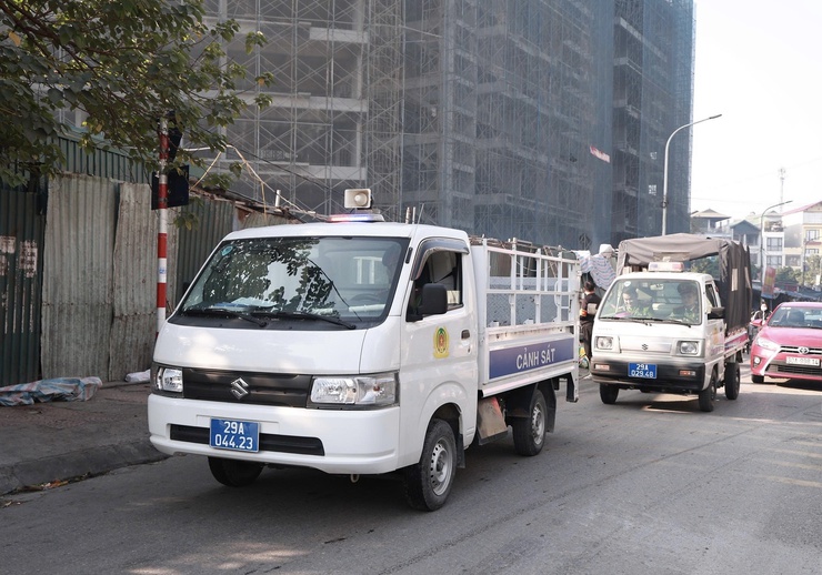 Công an xã Thiên Lộc ra quân xử lý trật tự văn minh đô thị khu vực cổng chợ Mun- Ảnh 1.