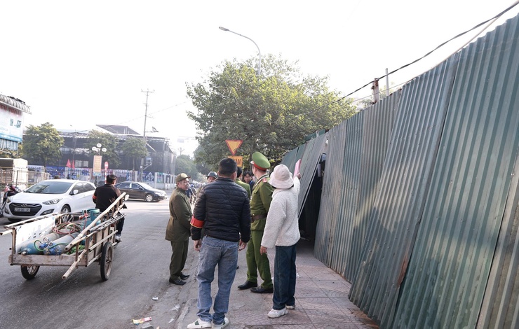 Công an xã Thiên Lộc ra quân xử lý trật tự văn minh đô thị khu vực cổng chợ Mun- Ảnh 4.