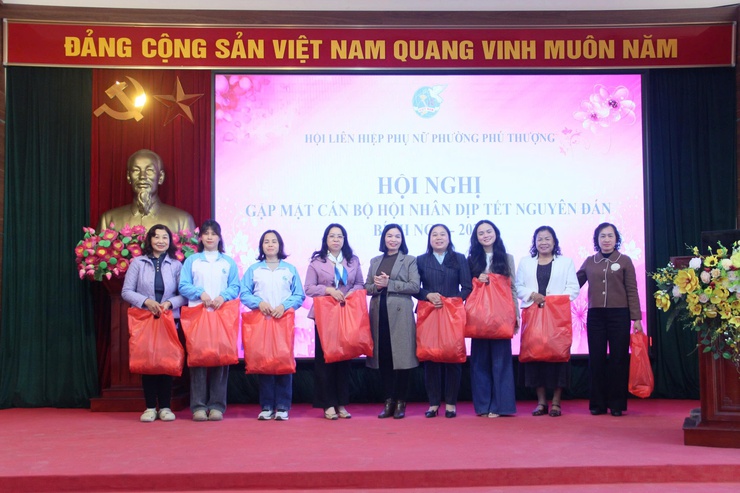 Hội LHPN Phường Phú Thượng tổ chức hội nghị quán triệt nghị quyết, ra mắt mô hình “tổ phụ nữ số” và gặp mặt cán bộ hội nhân dịp Tết nguyên đán 2026- Ảnh 7.