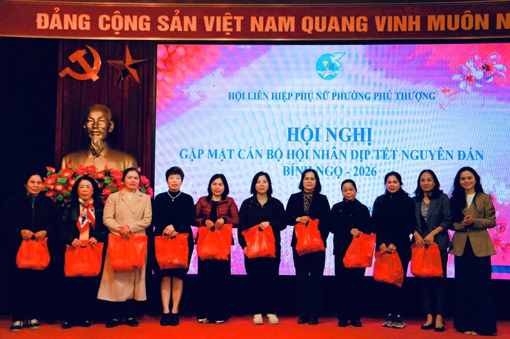 Hội LHPN Phường Phú Thượng tổ chức hội nghị quán triệt nghị quyết, ra mắt mô hình “tổ phụ nữ số” và gặp mặt cán bộ hội nhân dịp Tết nguyên đán 2026- Ảnh 8.