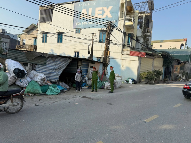 CÔNG AN XÃ DÂN HÒA TẬP TRUNG RA QUÂN GIẢI QUYẾT DỨT ĐIỂM CÁC "ĐIỂM NGHẼN" VỀ MÔI TRƯỜNG, TRẬT TỰ ĐÔ THỊ- Ảnh 2.