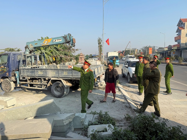 CÔNG AN XÃ DÂN HÒA TẬP TRUNG RA QUÂN GIẢI QUYẾT DỨT ĐIỂM CÁC "ĐIỂM NGHẼN" VỀ MÔI TRƯỜNG, TRẬT TỰ ĐÔ THỊ- Ảnh 1.