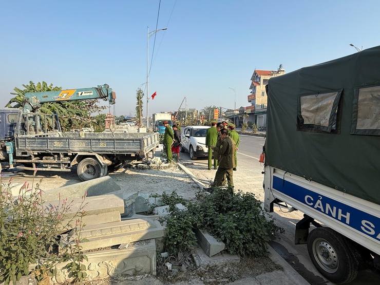 CÔNG AN XÃ DÂN HÒA TẬP TRUNG RA QUÂN GIẢI QUYẾT DỨT ĐIỂM CÁC "ĐIỂM NGHẼN" VỀ MÔI TRƯỜNG, TRẬT TỰ ĐÔ THỊ- Ảnh 3.