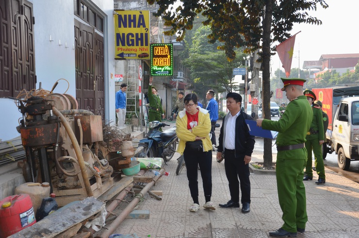 Phường Tùng Thiện ra quân lập lại trật tự, kỷ cương, văn minh đô thị - Ảnh 2.