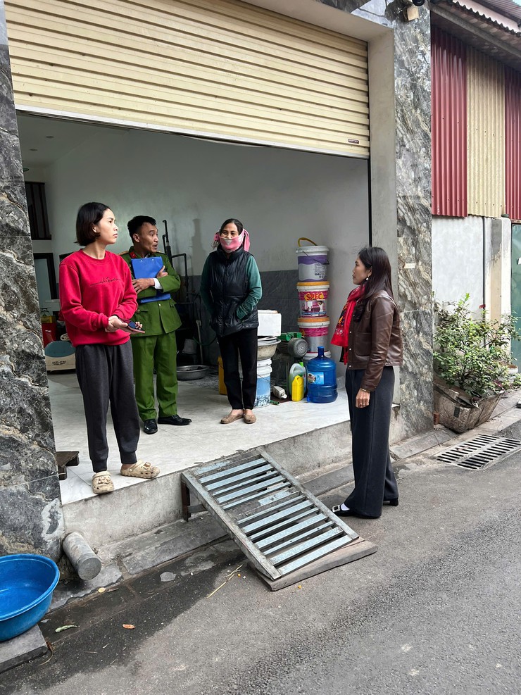 THÔN CHÂU PHONG PHỐI HỢP CẢNH SÁT KHU VỰC TĂNG CƯỜNG TUYÊN TRUYỀN, NHẮC NHỞ CÁC HỘ SẢN XUẤT, KINH DOANH TRÊN ĐỊA BÀN- Ảnh 1.