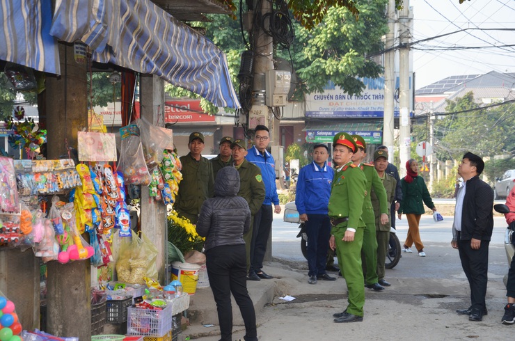 Phường Tùng Thiện ra quân lập lại trật tự, kỷ cương, văn minh đô thị - Ảnh 4.