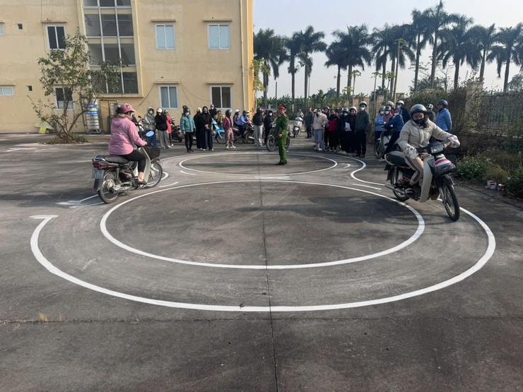 Tuyên truyền phổ biến pháp luật và hướng dẫn lái xe an toàn cho hội viên phụ nữ xã Chuyên Mỹ- Ảnh 3.