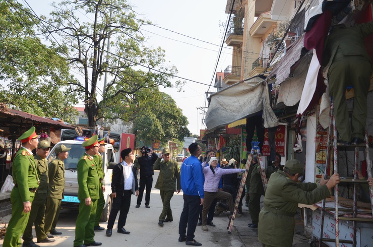 Phường Tùng Thiện ra quân lập lại trật tự, kỷ cương, văn minh đô thị - Ảnh 5.