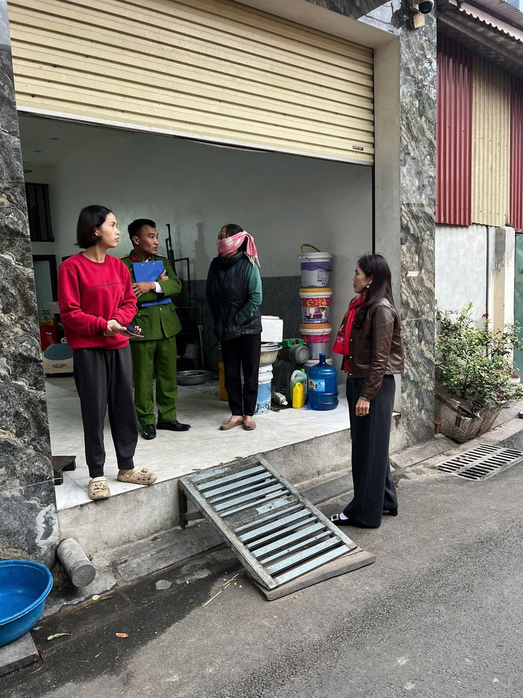 THÔN CHÂU PHONG PHỐI HỢP CẢNH SÁT KHU VỰC TĂNG CƯỜNG TUYÊN TRUYỀN, NHẮC NHỞ CÁC HỘ SẢN XUẤT, KINH DOANH TRÊN ĐỊA BÀN- Ảnh 2.