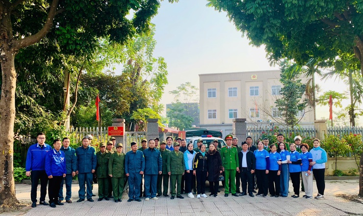 Phường Tùng Thiện ra quân lập lại trật tự, kỷ cương, văn minh đô thị - Ảnh 1.