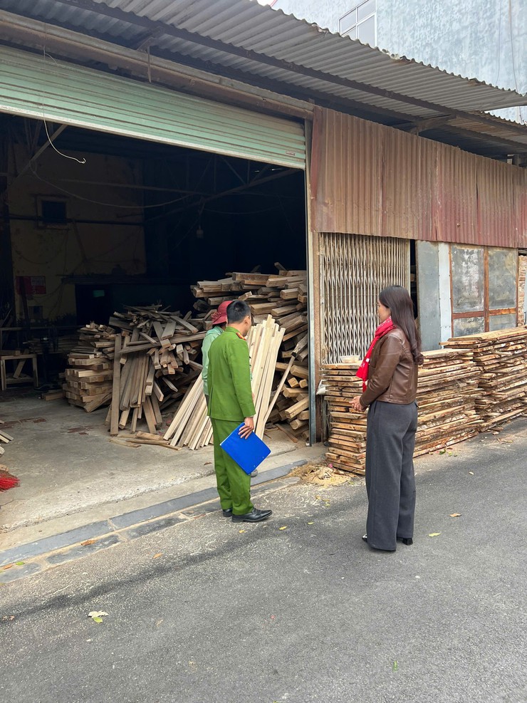 THÔN CHÂU PHONG PHỐI HỢP CẢNH SÁT KHU VỰC TĂNG CƯỜNG TUYÊN TRUYỀN, NHẮC NHỞ CÁC HỘ SẢN XUẤT, KINH DOANH TRÊN ĐỊA BÀN- Ảnh 3.