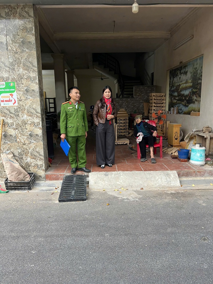 THÔN CHÂU PHONG PHỐI HỢP CẢNH SÁT KHU VỰC TĂNG CƯỜNG TUYÊN TRUYỀN, NHẮC NHỞ CÁC HỘ SẢN XUẤT, KINH DOANH TRÊN ĐỊA BÀN- Ảnh 5.