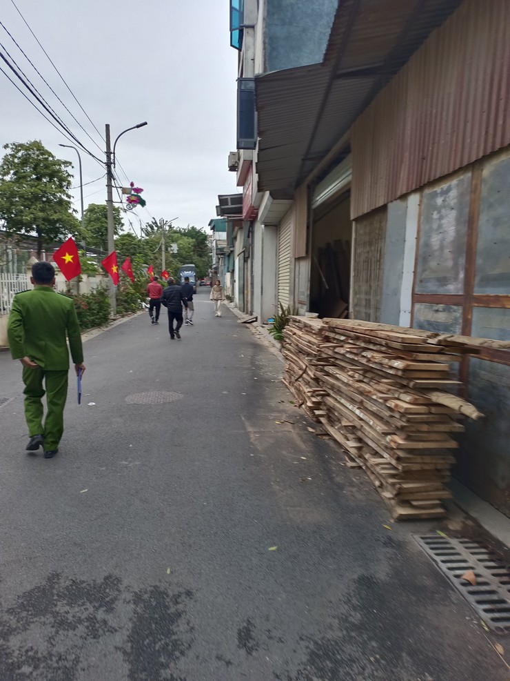 THÔN CHÂU PHONG PHỐI HỢP CẢNH SÁT KHU VỰC TĂNG CƯỜNG TUYÊN TRUYỀN, NHẮC NHỞ CÁC HỘ SẢN XUẤT, KINH DOANH TRÊN ĐỊA BÀN- Ảnh 6.